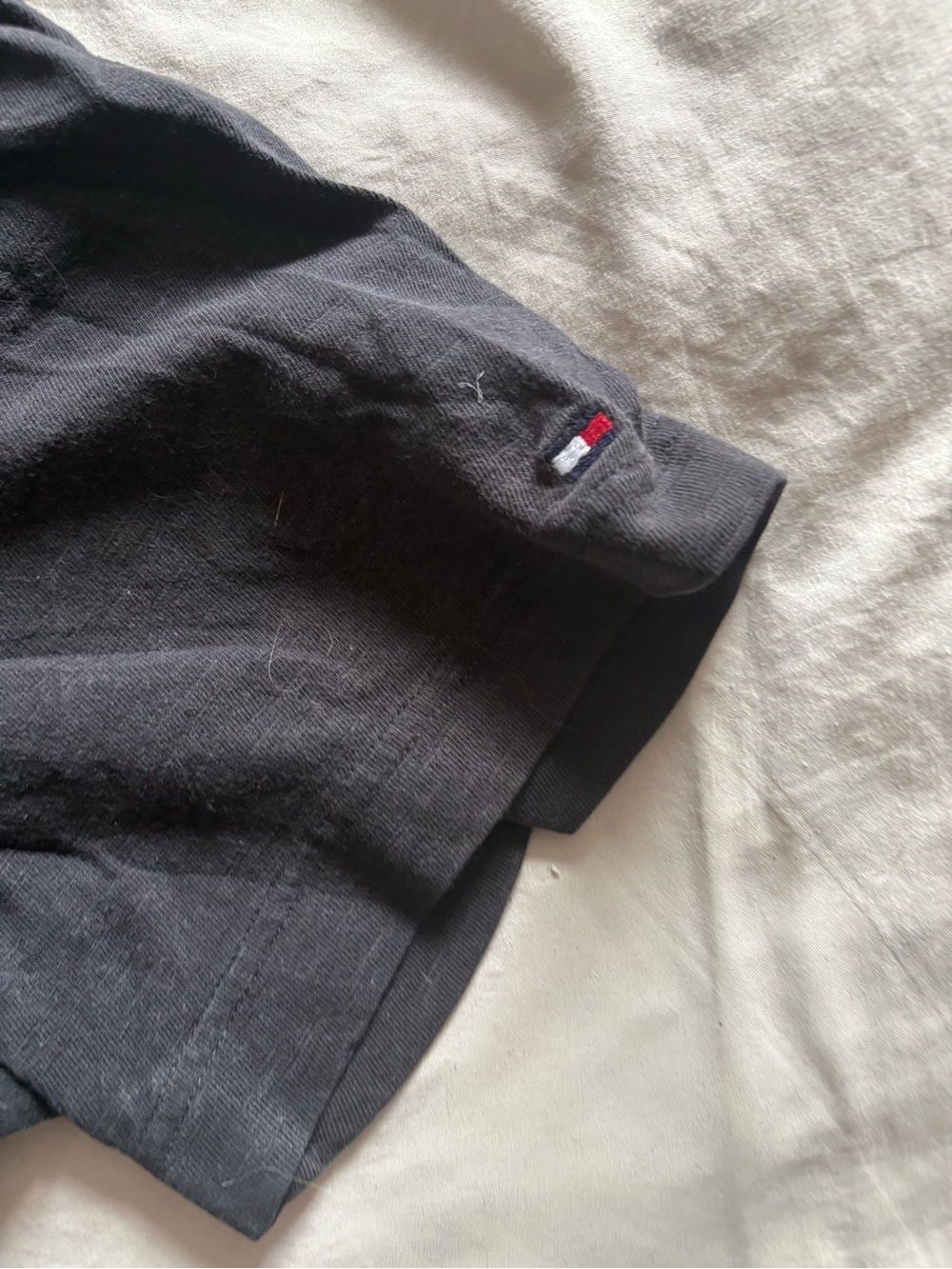 Tommy Hilfiger Black Short-Sleeve Tee with White Crest Graphic - Picture 4 of 7